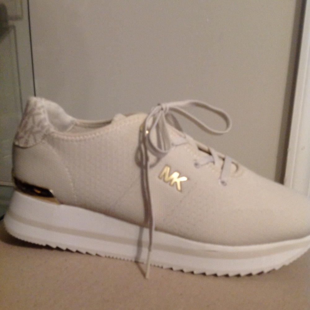 Tennis shoes